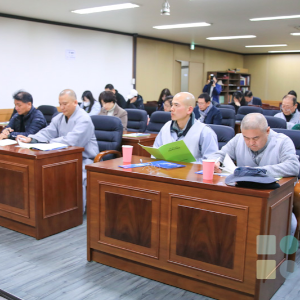 efaccce9e5b86a72f70679c1217a7cb6_1742527759_4946.png 연등회 실무자 회의 모습